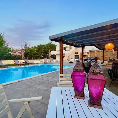 Verano With Private Pool By Dadovillas 빌라 *